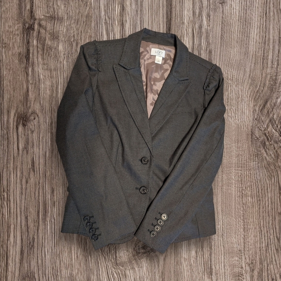 LOFT Jackets & Blazers - LOFT Gray Blazer with Notched Lapels and‎ Ruffled Shoulders Women's 10 Petite